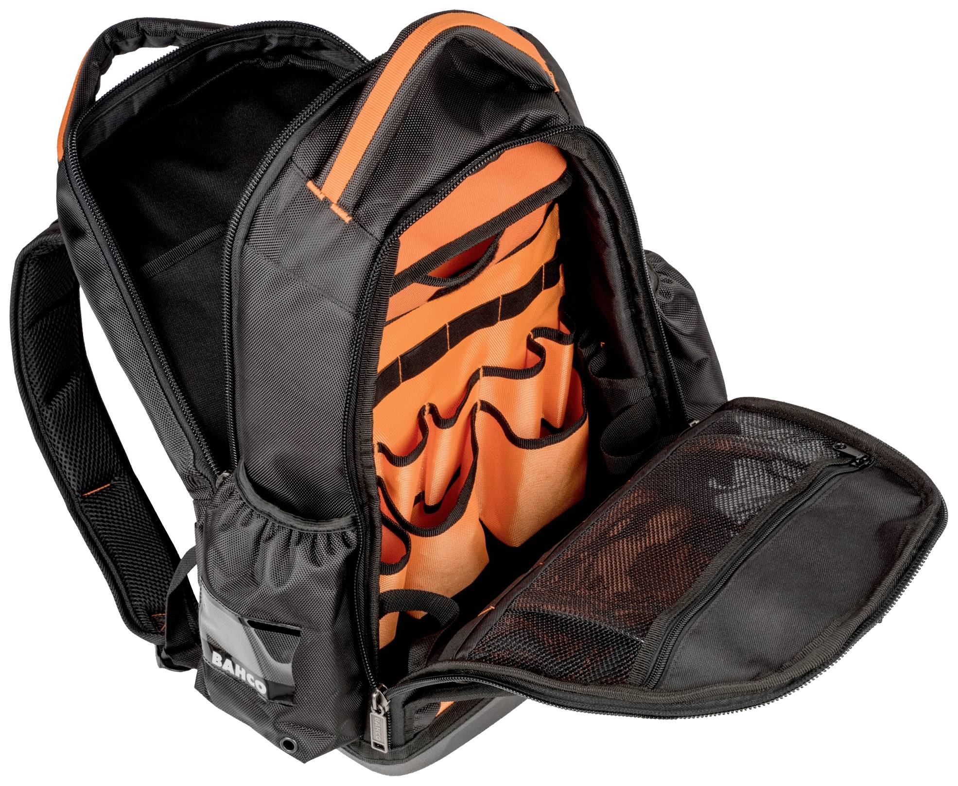 Een open, zwarte rugzak met oranje binnenkant, meerdere vakken en een netopbergvak, geschikt voor gereedschapsopslag.