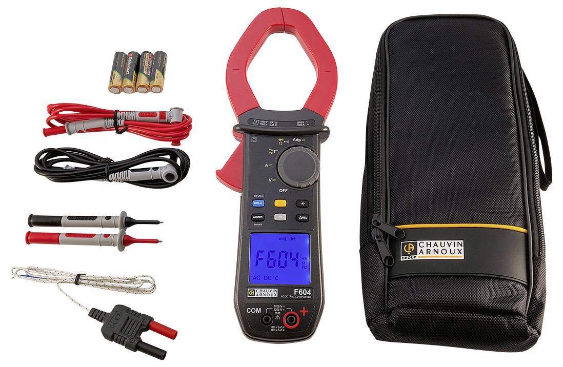 Een digitaal klemmetenmultimeter-set met kabels, batterijpakket, meetpennen en een zwarte draagtas. Display toont 'F604'.