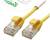 Twee gele Ethernet-kabels met RJ45-connectoren naast elkaar voor een witte achtergrond. De kabels zijn bedoeld voor netwerkverbindingen.