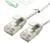 Twee witte Ethernet-kabels met RJ45-connectoren, naast elkaar liggend. Ze hebben elk een transparante connector en witte lipjes.