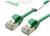 Groen Ethernet-kabel met twee RJ45-connectoren, liggend naast een verpakking. Geschikt voor netwerkverbindingen.