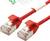 Rood netwerkkabel met twee RJ45-connectoren, gebruikt voor Ethernet-verbindingen in computernetwerken.