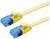 Twee gele Ethernet-kabels met blauwe connectoren liggen naast elkaar.