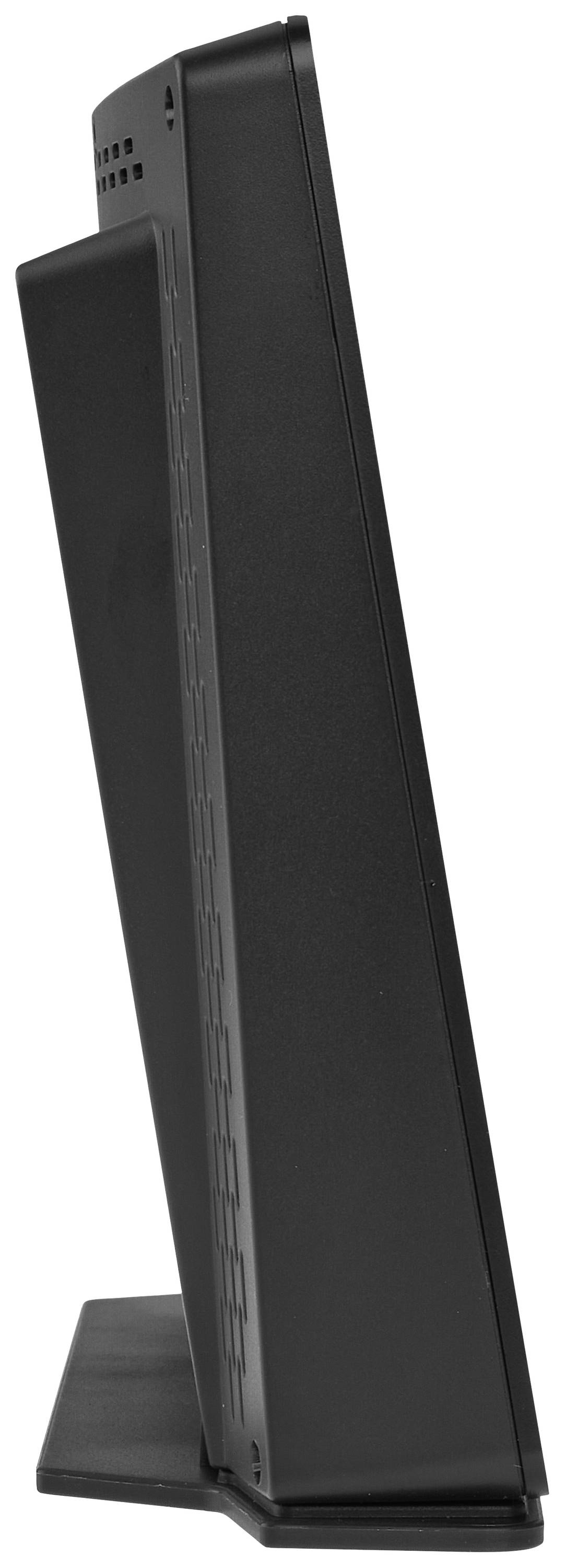 Een zwarte pc-behuizing in een slank, verticaal ontwerp, staand op een standaard, zijaanzicht.