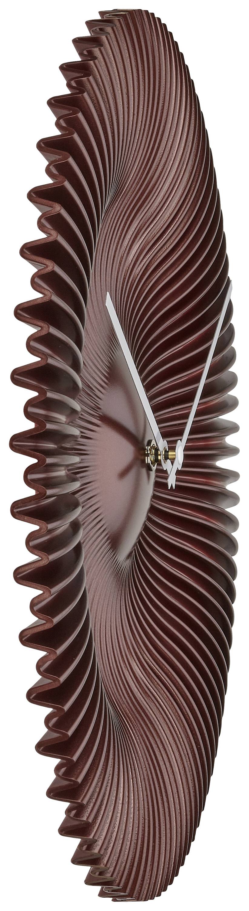 Een driedimensionale, ronde klok met een spiraalvormige bruine rand en zilveren wijzers, die een moderne, kunstzinnige vormgeving toont.