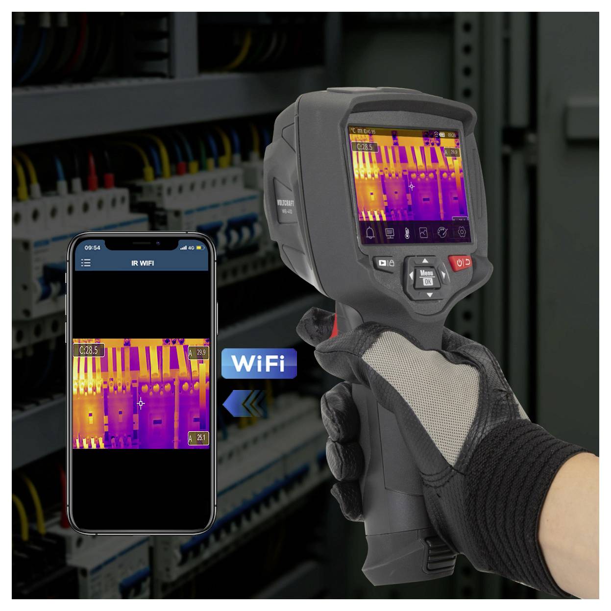 Handheld thermische camera die een elektrische kast scant, met een 'WiFi' telefoon-app-preview die hetzelfde warmtebeeld toont.