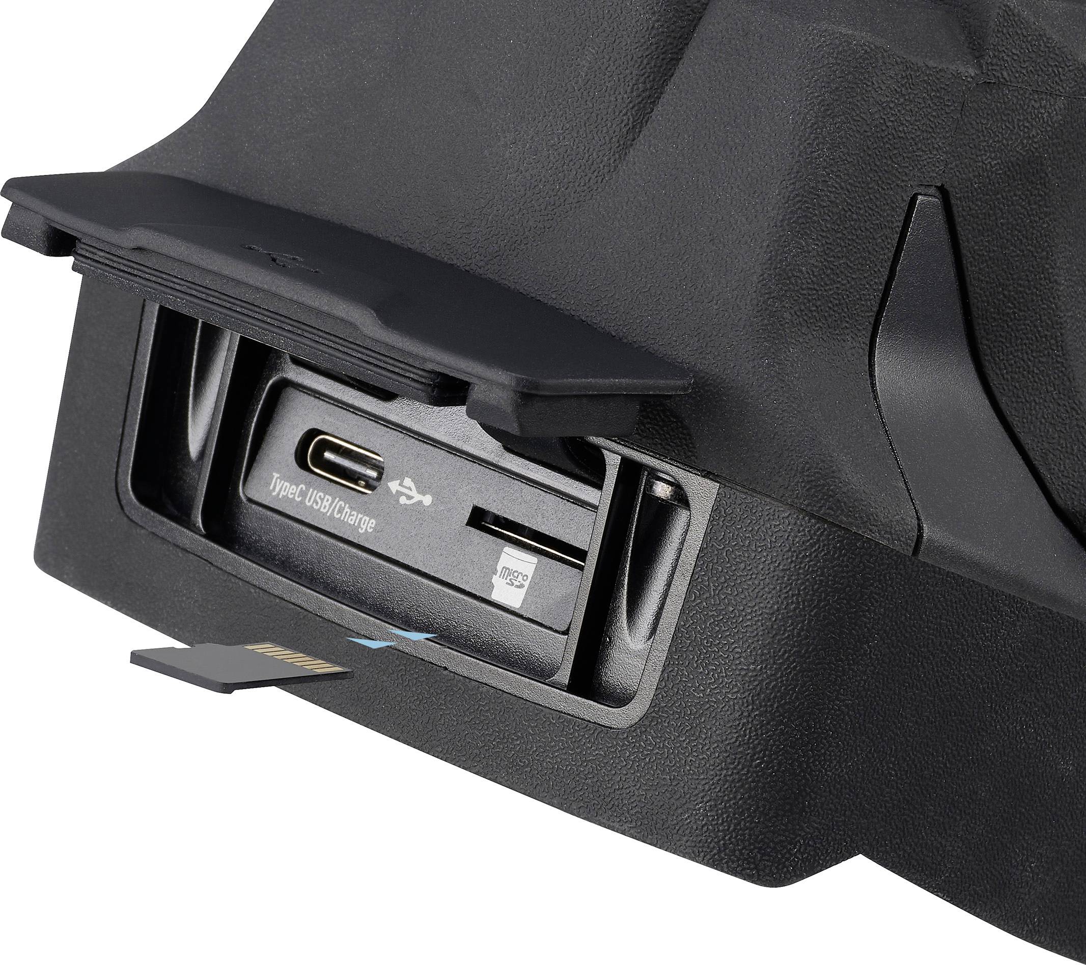 Een kaartlezer met SD-kaart en USB-C-oplaadaansluiting op een zwart elektronisch apparaat.