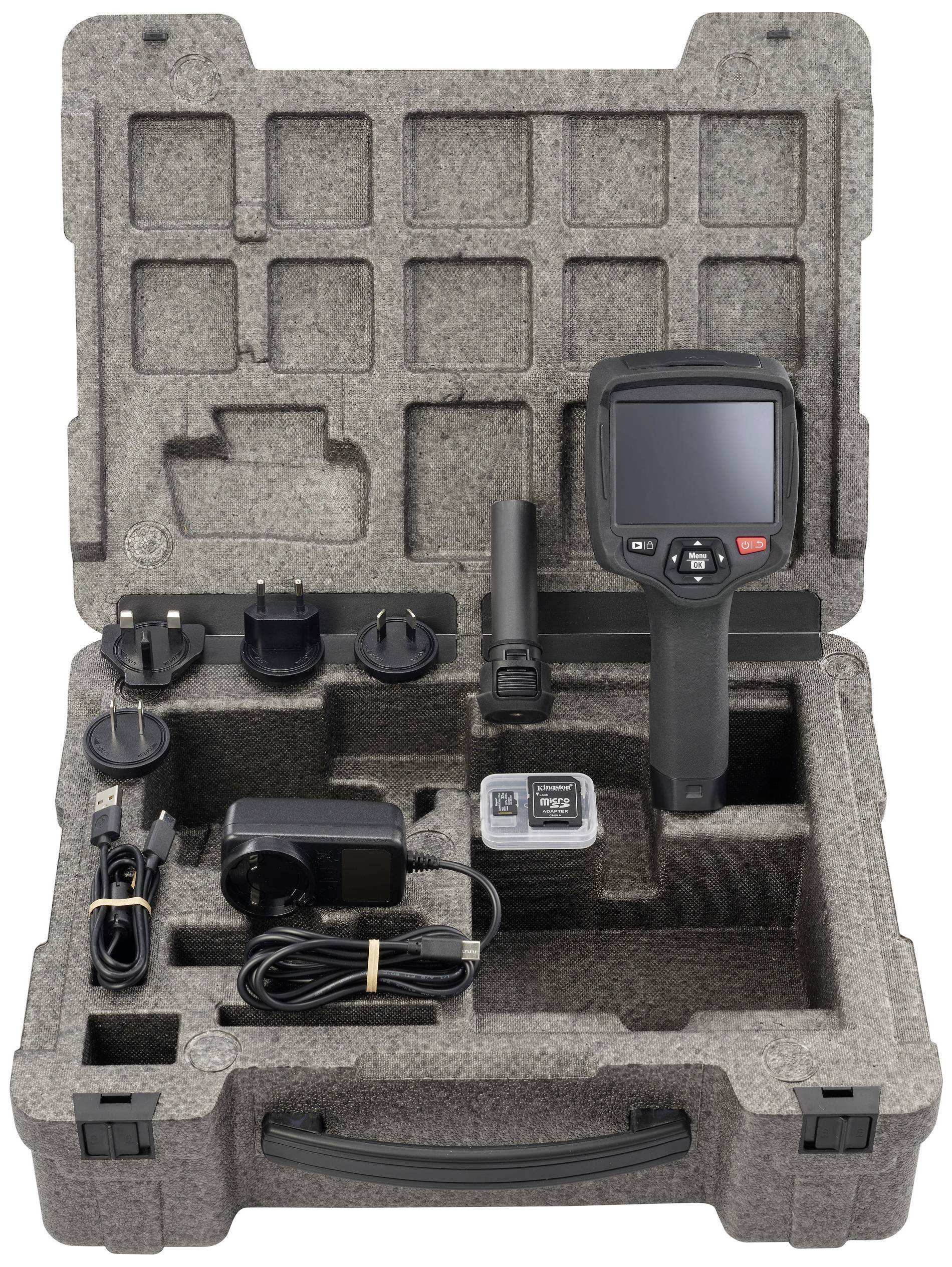 Een draagbare warmtebeeldcamera in een open koffer met accessoires zoals oplader en internationale stekkeradapters.