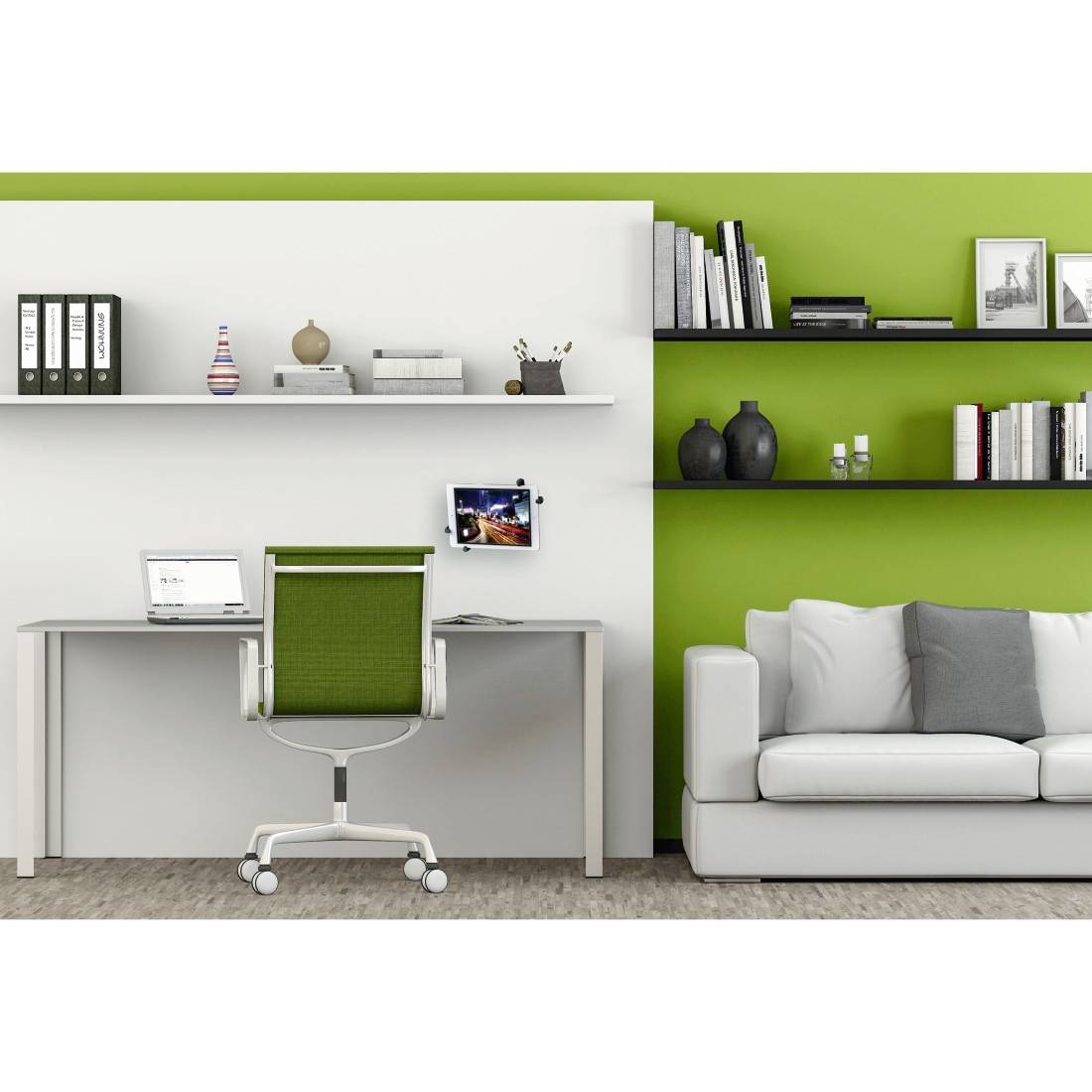 Een modern kantoor met witte muren en groene accenten. Links een bureau met stoel, rechts een bank. Planken met boeken en decoraties aan de muur.