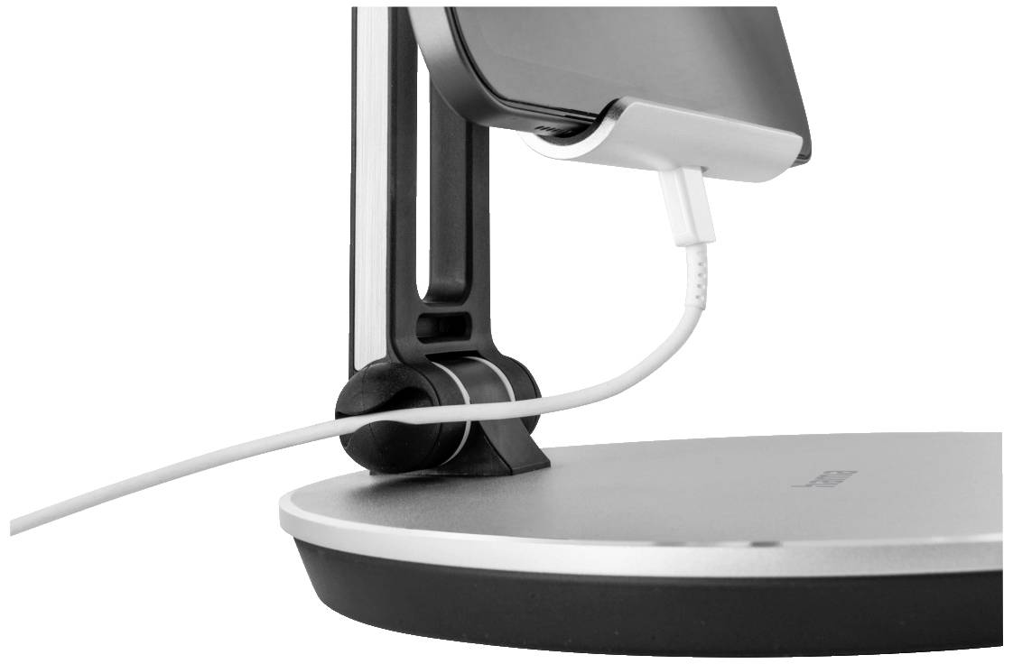 Een smartphone staat in een houder en wordt opgeladen via een kabel.