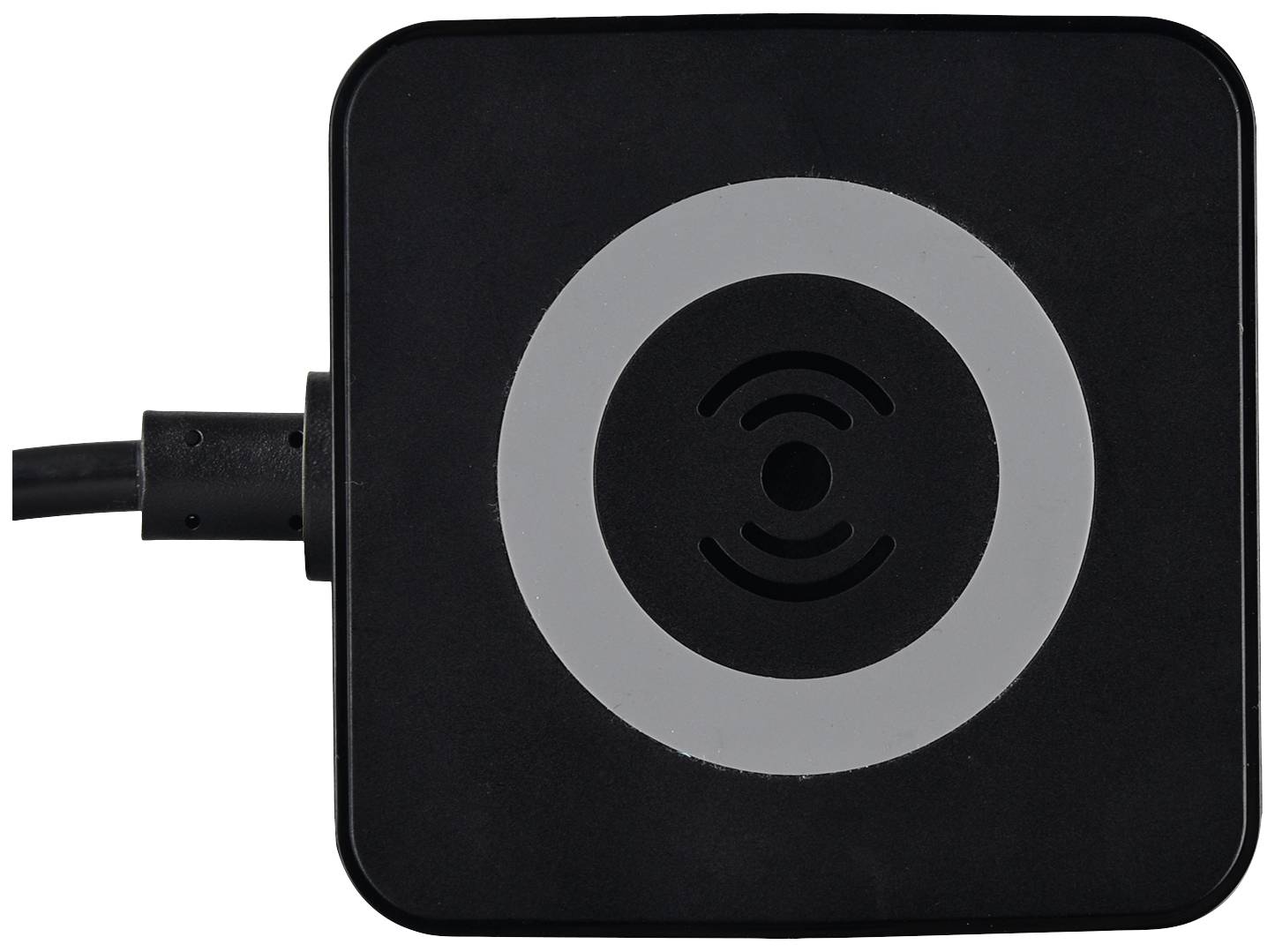 Een zwart, vierkant, draadloos oplaadstation met een grijze ring in het midden, aangesloten op een stroomkabel.