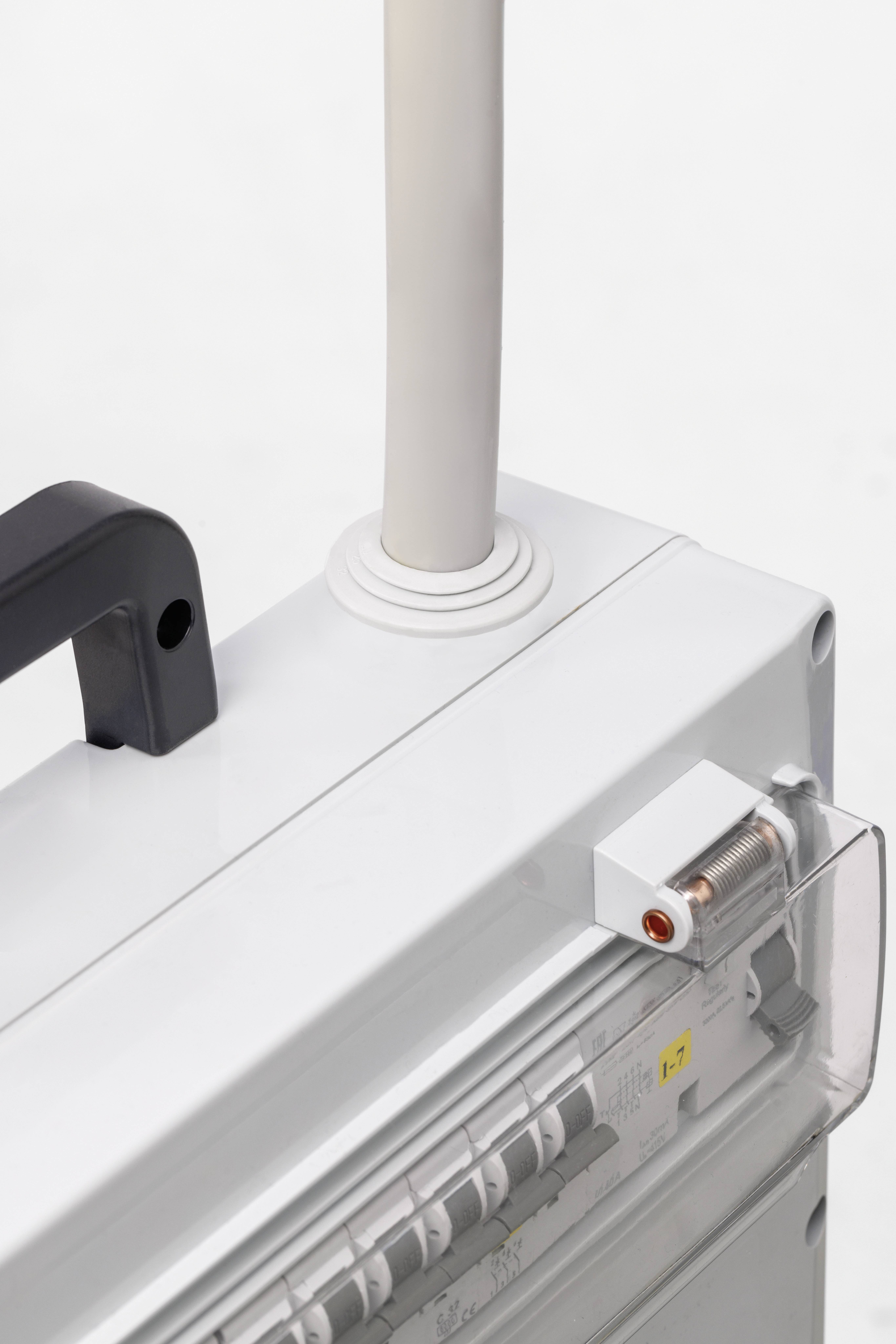 Een wit elektrisch apparaat met een handgreep en een uitstekende kabel. Het lijkt op een verdeelkast of iets dergelijks.