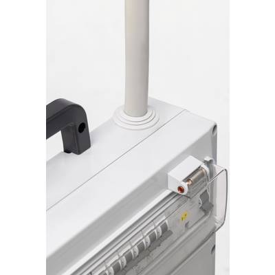 Een witte zekeringkast met meerdere schakelkasten, een hendel en een dik kabel dat bovenin binnenkomt.