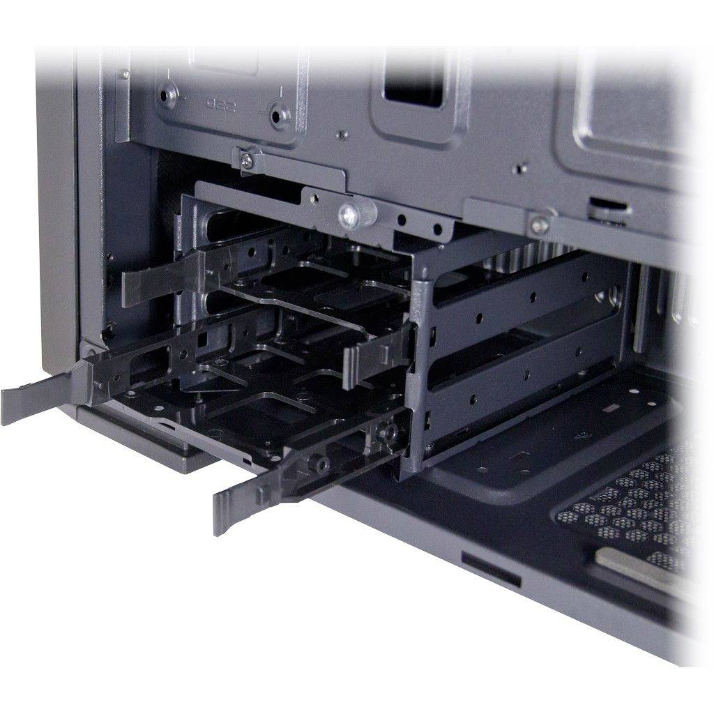 Open computerbehuizing met vrije schijfsleuven, klaar voor de installatie van extra opslagstations.