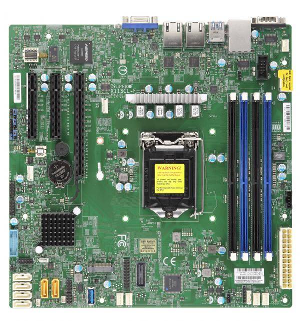 Computermoederbord met meerdere PCIe-sleuven, RAM-slots en CPU-socket, toont de belangrijkste componenten van een desktop-moederbord.