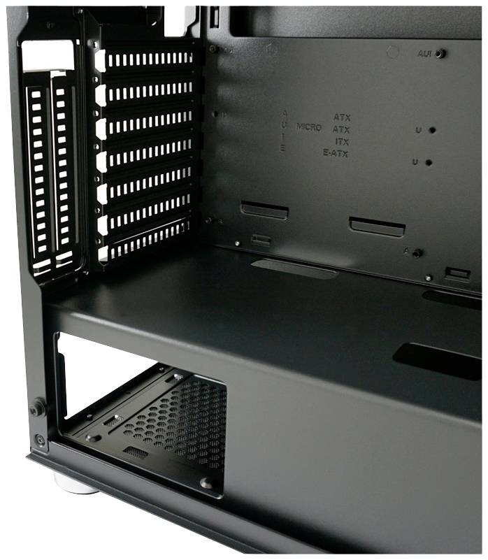 Binnenkant van een computerbehuizing met bevestigingsplaatsen voor moederborden in verschillende formaten zoals ATX en E-ATX, evenals ventilatiesleuven.