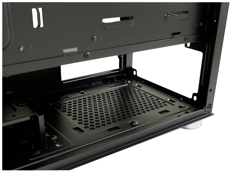 Metalen behuizing met roosterachtige ventilatiesleuven aan de onderkant, geschikt voor montage van computercomponenten.