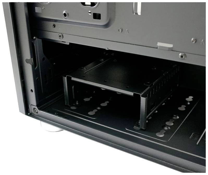 Lege binnenruimte van een computerbehuizing met montagerails en bevestigingsbeugels voor harde schijven.