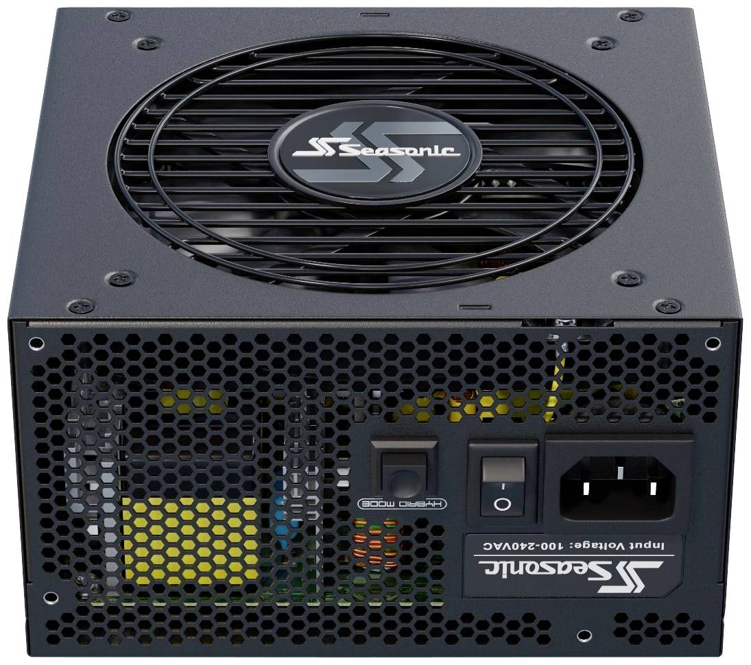 Een zwarte Seasonic computer-voeding met ventilator bovenop. Aan de achterkant: stroomaansluiting, netschakelaar, ventilatorrooster en logo.