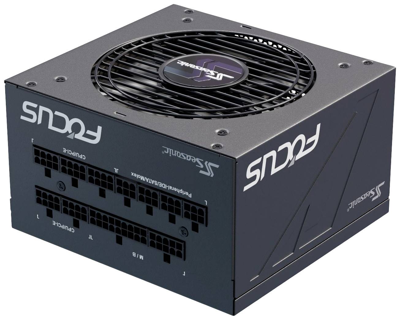 Een rechthoekige computer-voeding met meerdere aansluitingen en een ventilator bovenop. Gemarkeerd met 'FOCUS' aan de zijkanten.