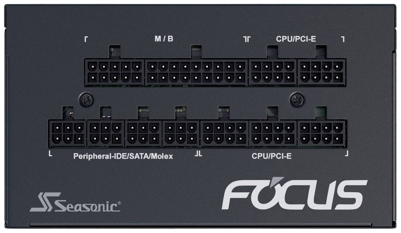 Achterkant van een pc-voeding van het merk Seasonic met aansluitingen voor moederbord, CPU, PCI-E, randapparatuur en SATA. Model: Focus.