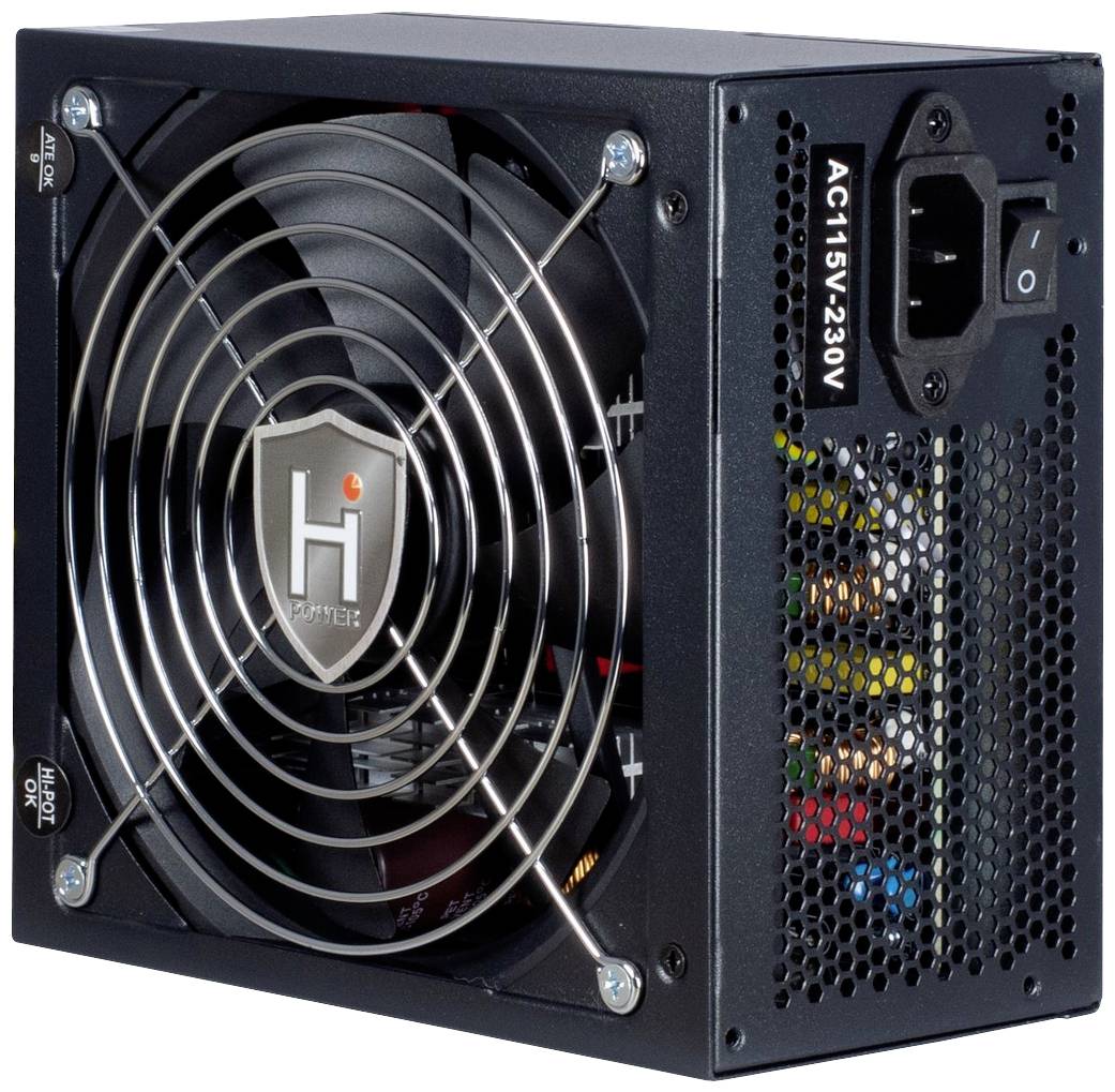 Een zwarte computervoeding met ventilatorrooster en netaansluiting. Ingangsgebied voor spanningen van AC115-230V.