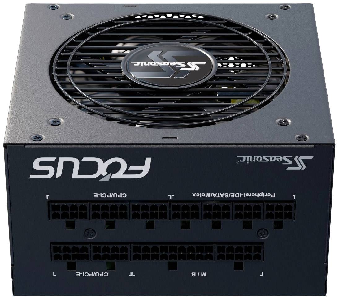Zwart computervoedingsblok van het merk Focus van Seasonic met ventilator bovenaan en meerdere kabelaansluitingen aan de voorzijde.