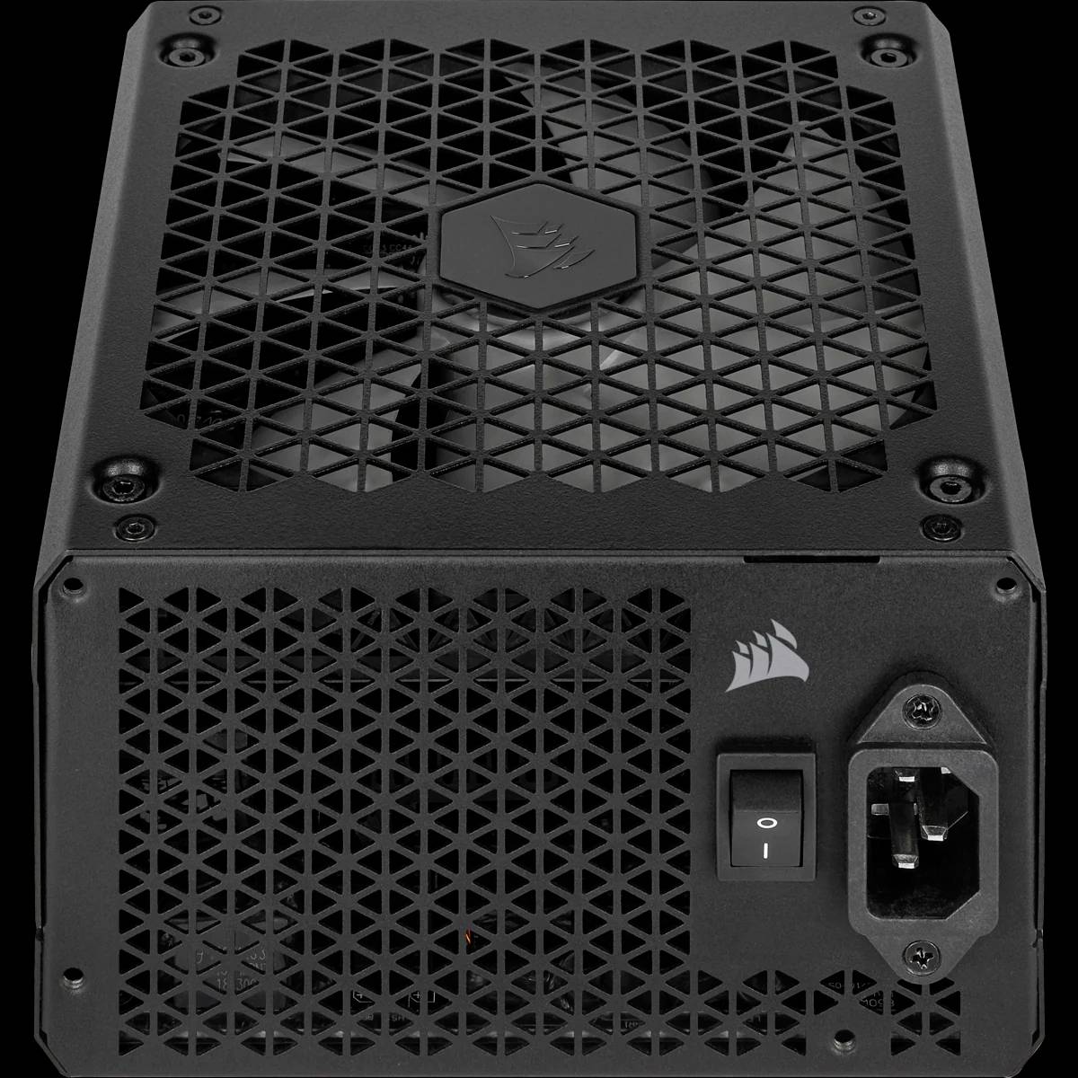 Een zwarte pc-voeding met bovenaan een ventilatorrooster, een tuimelschakelaar en stroomaansluiting aan de voorkant. Het logo van een merk is zichtbaar.