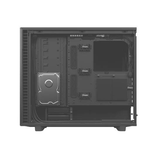 Open computerbehuizing gezien van opzij met zichtbare sleuven en kabelbeheer. Geen accessoires of componenten geïnstalleerd.