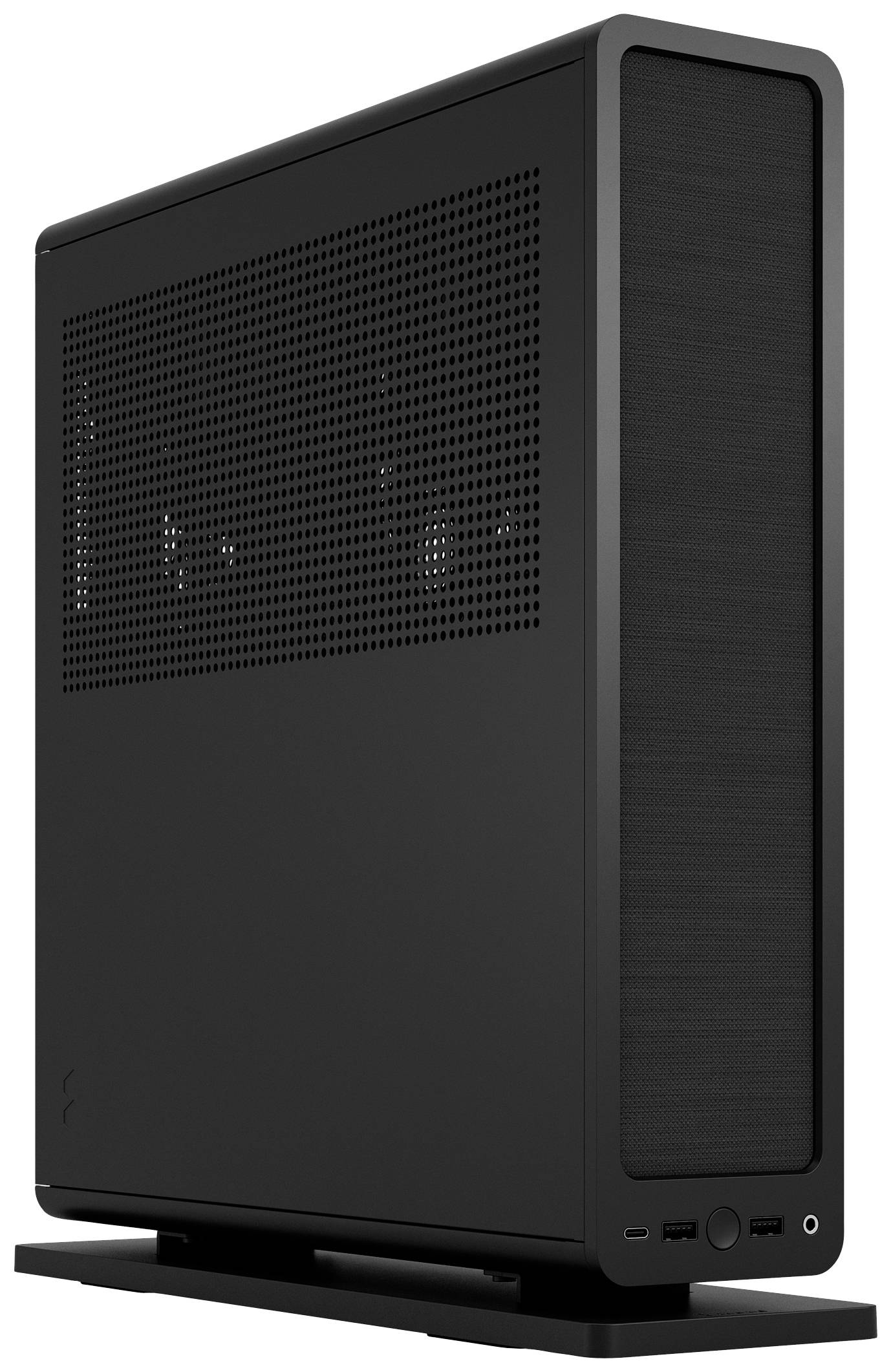 Zwart computerbehuizing met ventilatierooster aan de zijkant en voorste aansluitingen rechtsonder. Staat verticaal op een standaard.