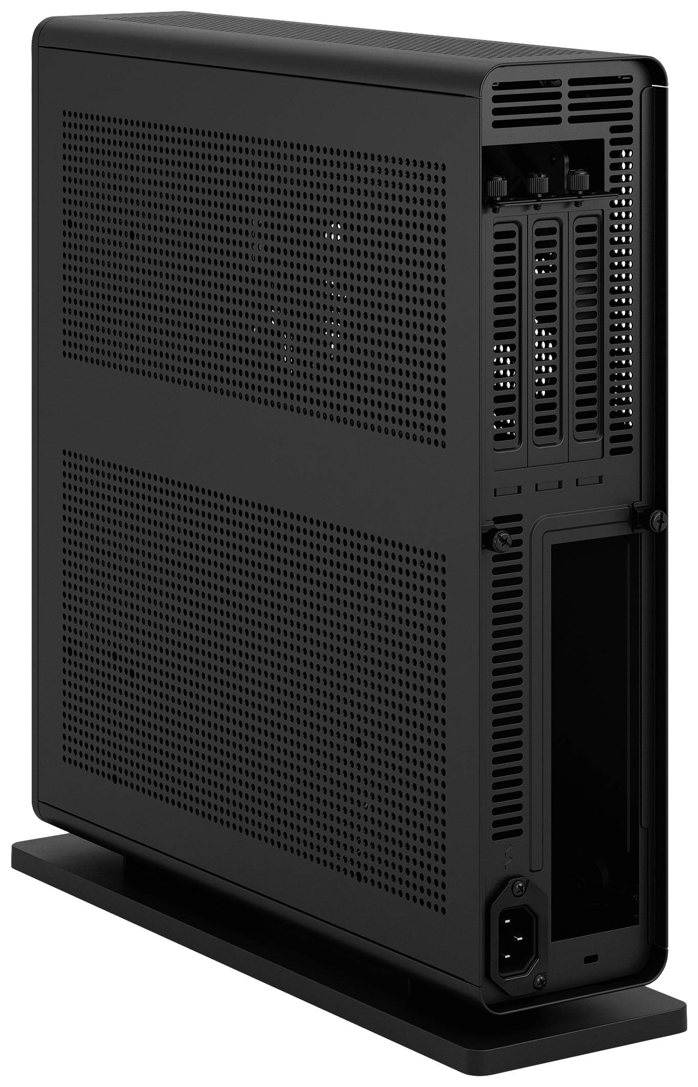 Zwart, slank computerbehuizing met verticale standvoet, ventilatiesleuven aan de zijkant en meerdere aansluitingsmogelijkheden aan de achterkant.