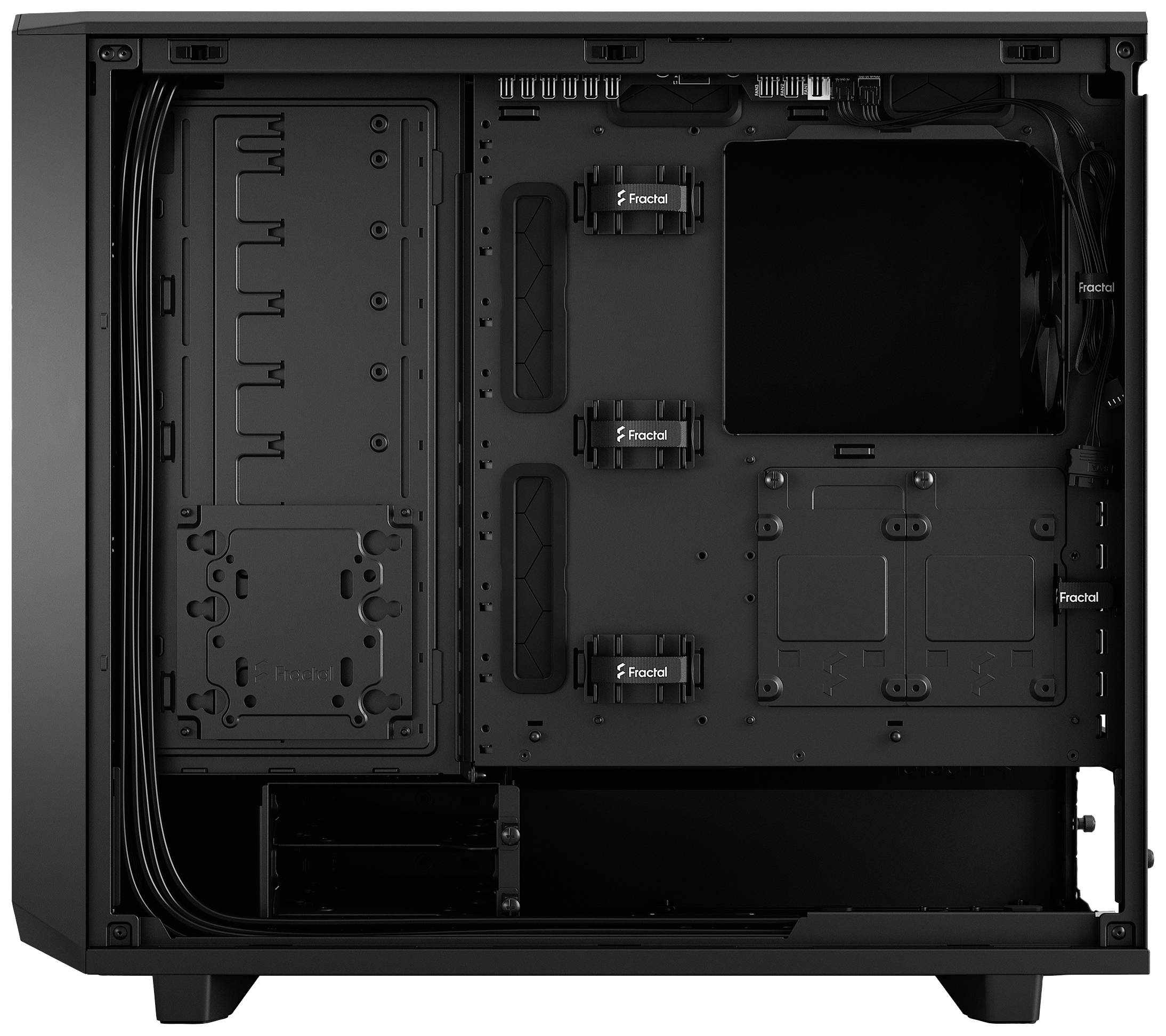 Zwart pc-behuizing met geopende zijkant, toont lege binnenruimte voor het plaatsen van hardwarecomponenten zoals moederbord en stations.