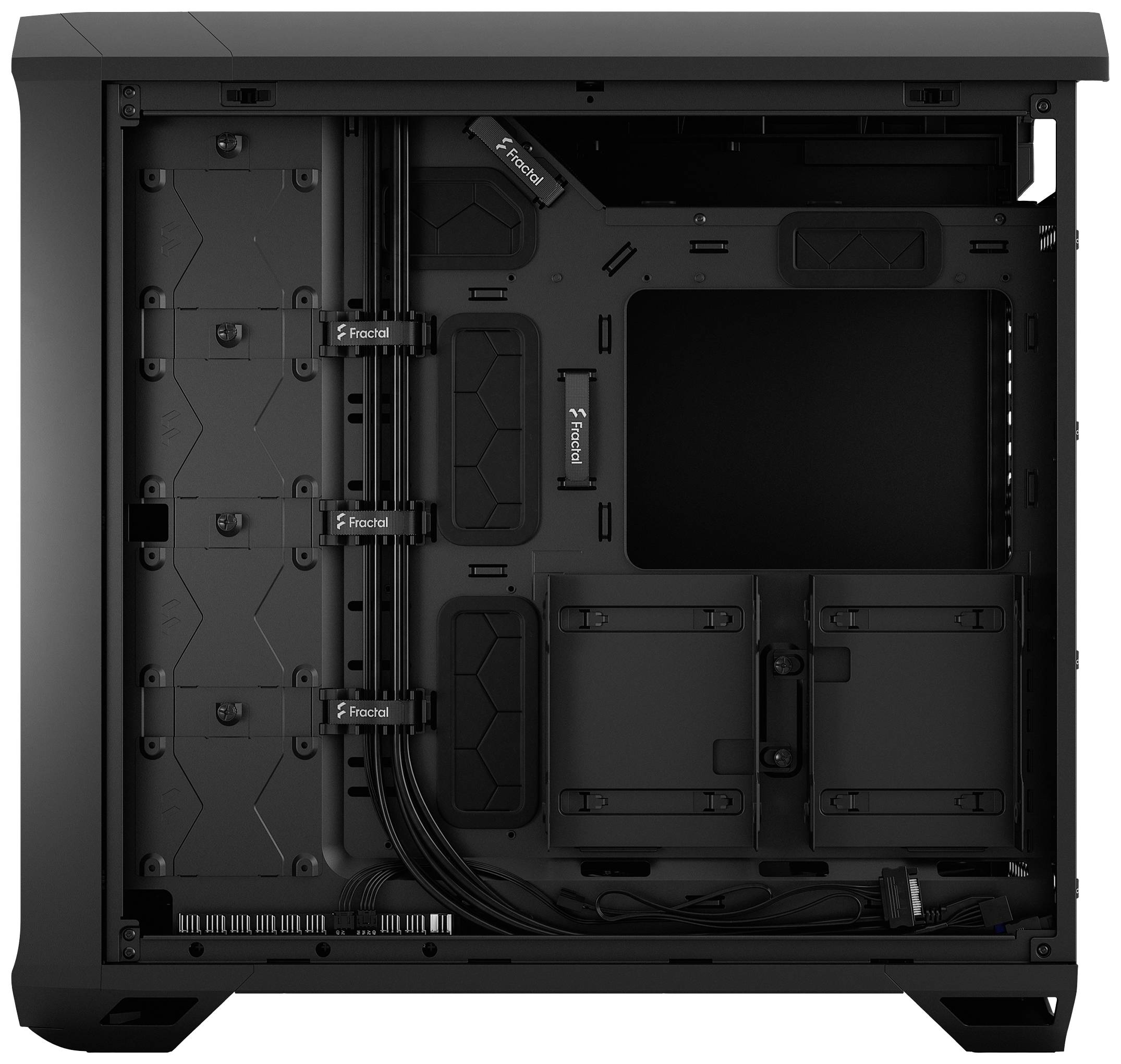 Het beeld toont het interieur van een leeg computerbehuizing in het zwart, met zichtbare kabels en bevestigingssteun voor hardwarecomponenten.