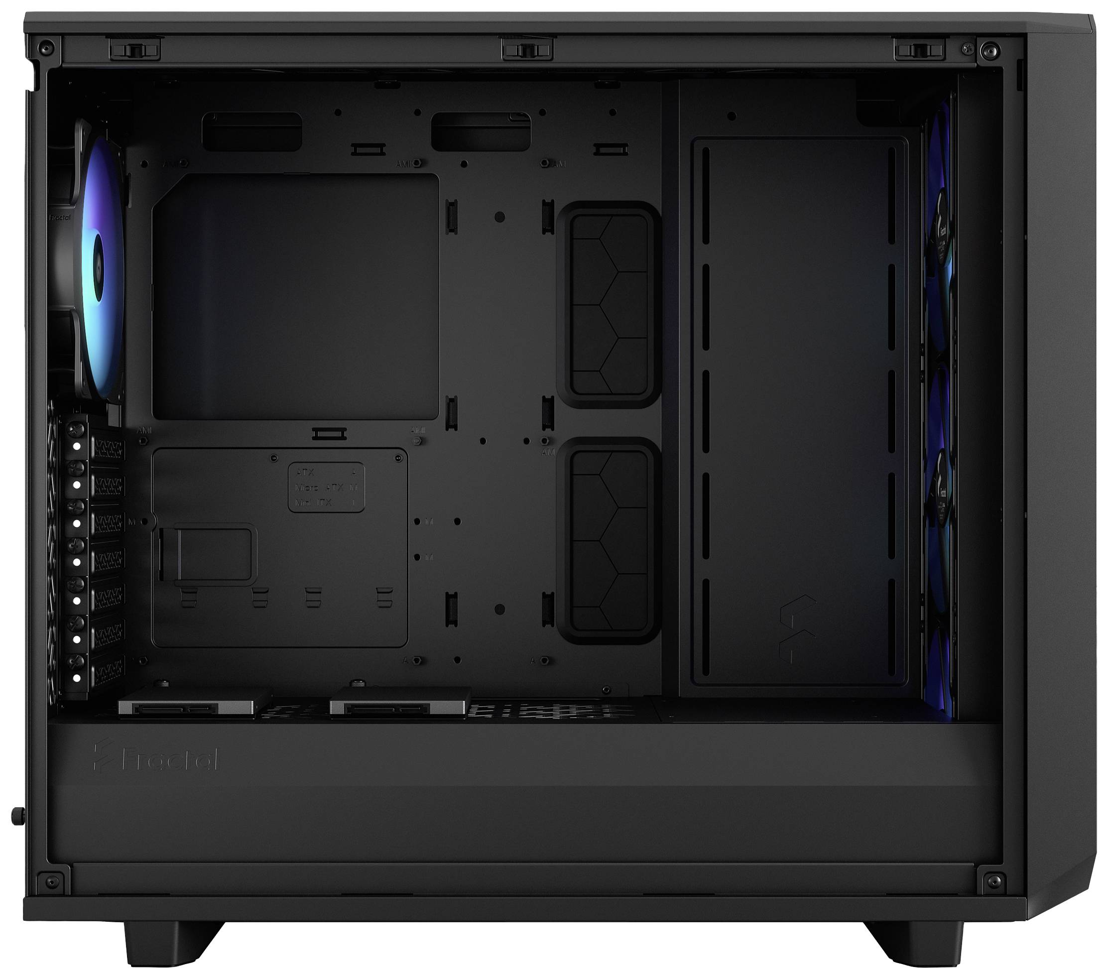 Zwart computerbehuizing, leeg, open met zicht aan de zijkant. Zichtbare ventilatoren met RGB-verlichting en ruimte voor componenten.