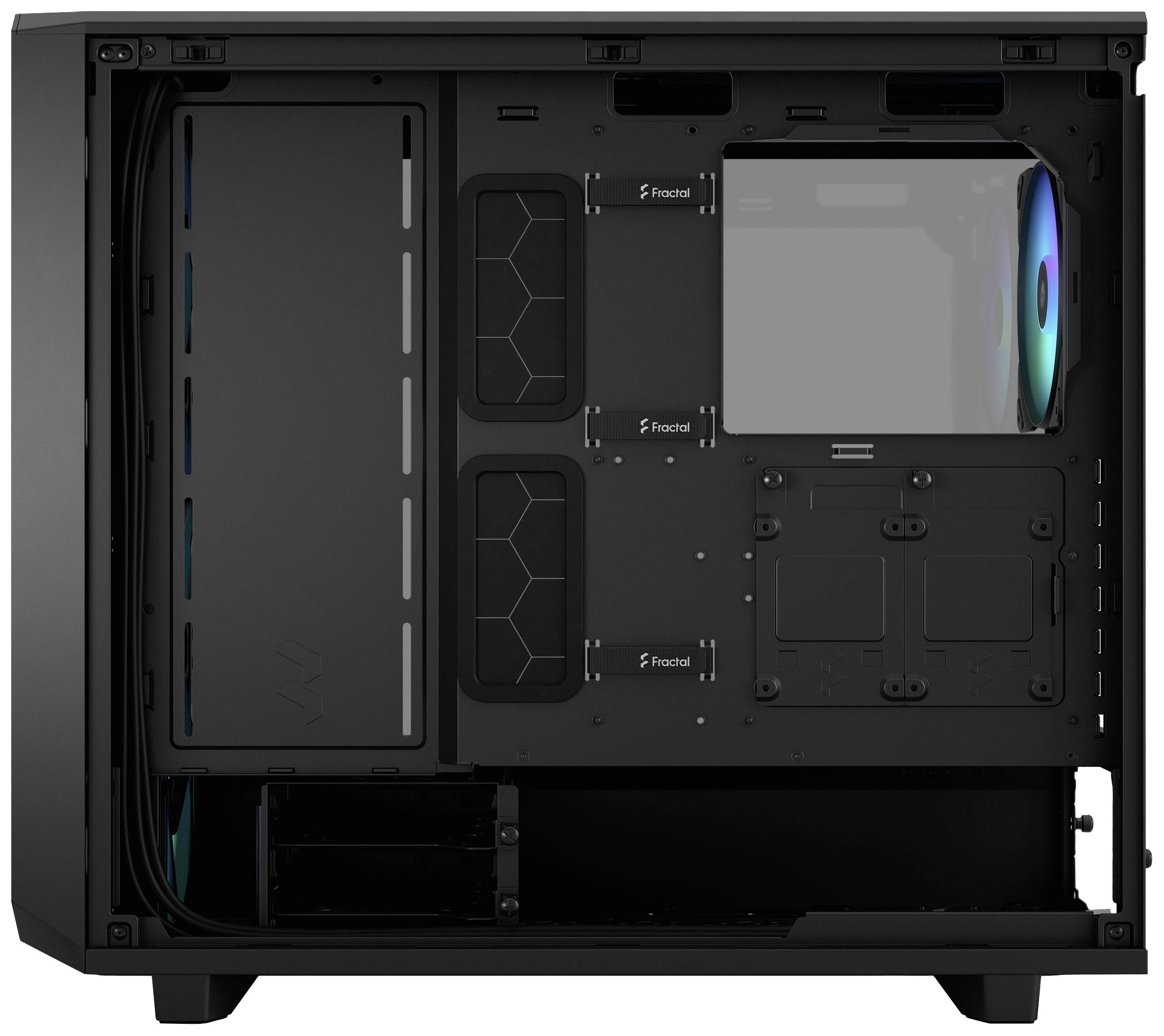 Een open computerbehuizing zonder componenten, met zichtbare ventilator en montageplaatsen voor hardware, klaar voor installatie.