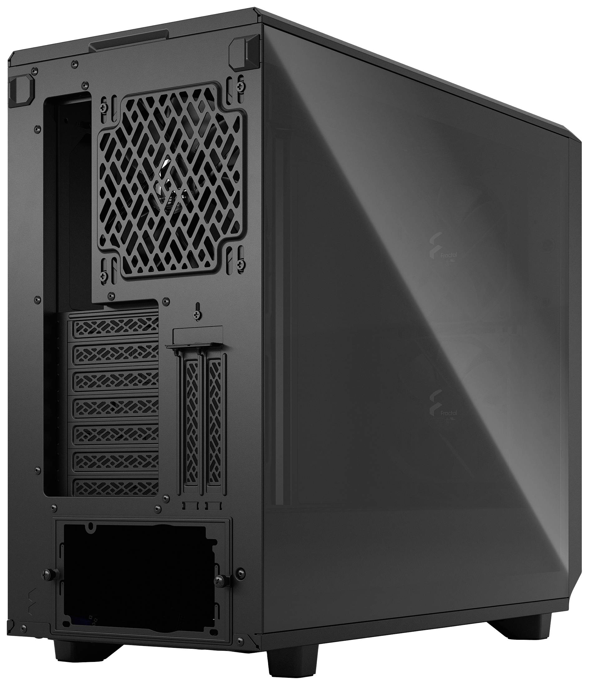 Een zwarte computerbehuizing met rasterventilatie aan de achterkant. Het beschikt over meerdere uitbreidingssleuven en aansluitingen.