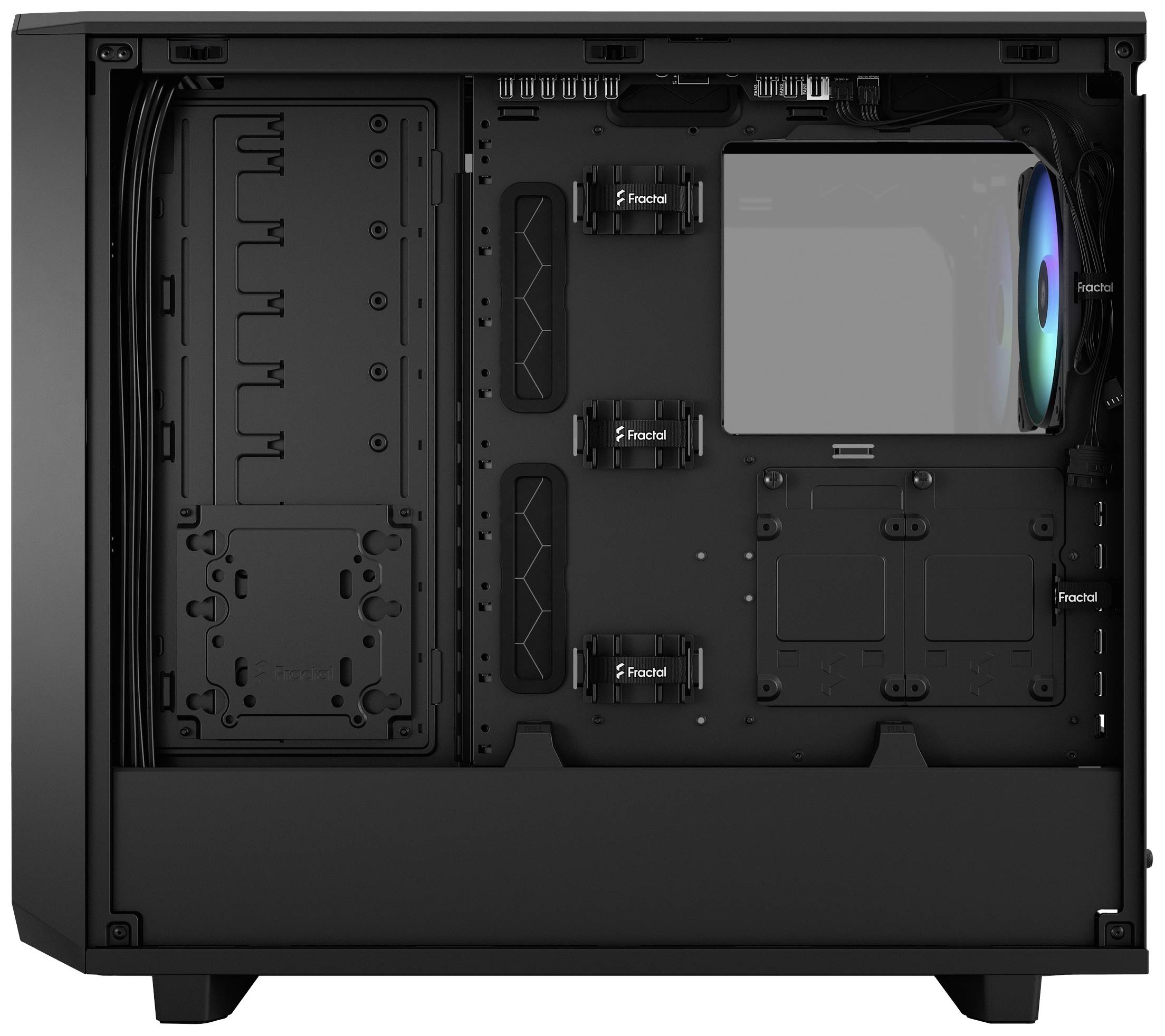 PC-behuizing met open binnenruimte. Zichtbare kabelgeleiding-sleuven en meerdere ventilatorsteunen, waarvan één met RGB-ventilator.