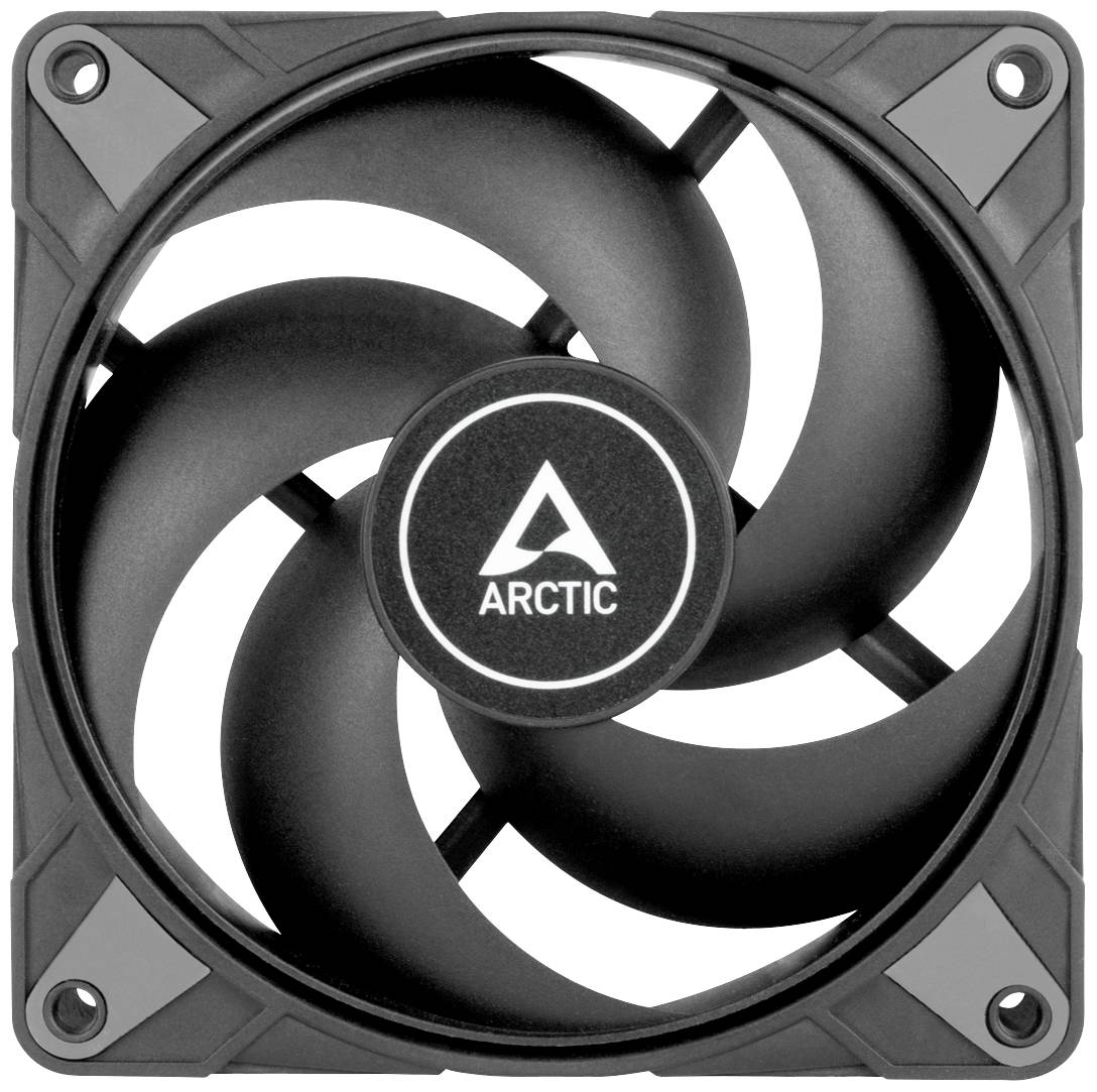 Een zwarte computerventilator met vijf vleugels en het logo 'Arctic' in het midden. Hij wordt gebruikt voor de koeling van computercomponenten.