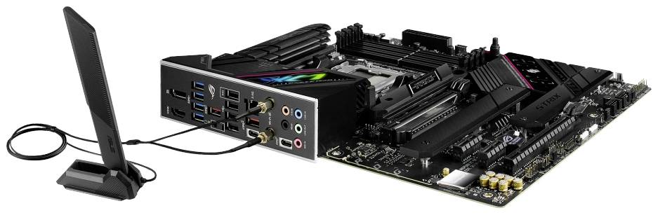 Moederbord met talrijke aansluitingen en geïntegreerde WLAN-antenne-aansluiting. Hoogwaardige componenten voor gaming-pc's zichtbaar.