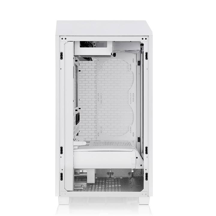 Wit pc-behuizing zonder zichtbare componenten, open voordeur toont de lege binnenruimte voor hardwareinstallatie.