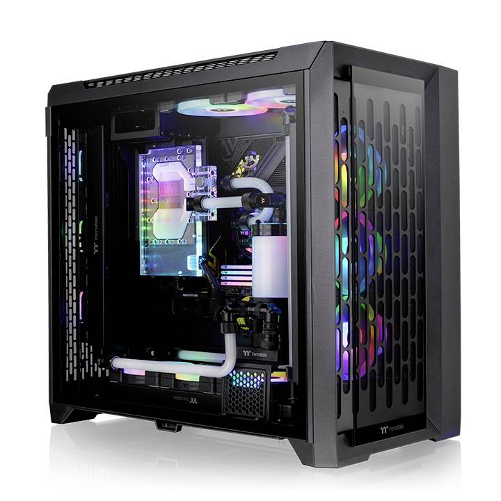 Een moderne gaming-pc met een transparante behuizing die kleurrijke RGB-verlichting en een complex waterkoelingssysteem onthult.