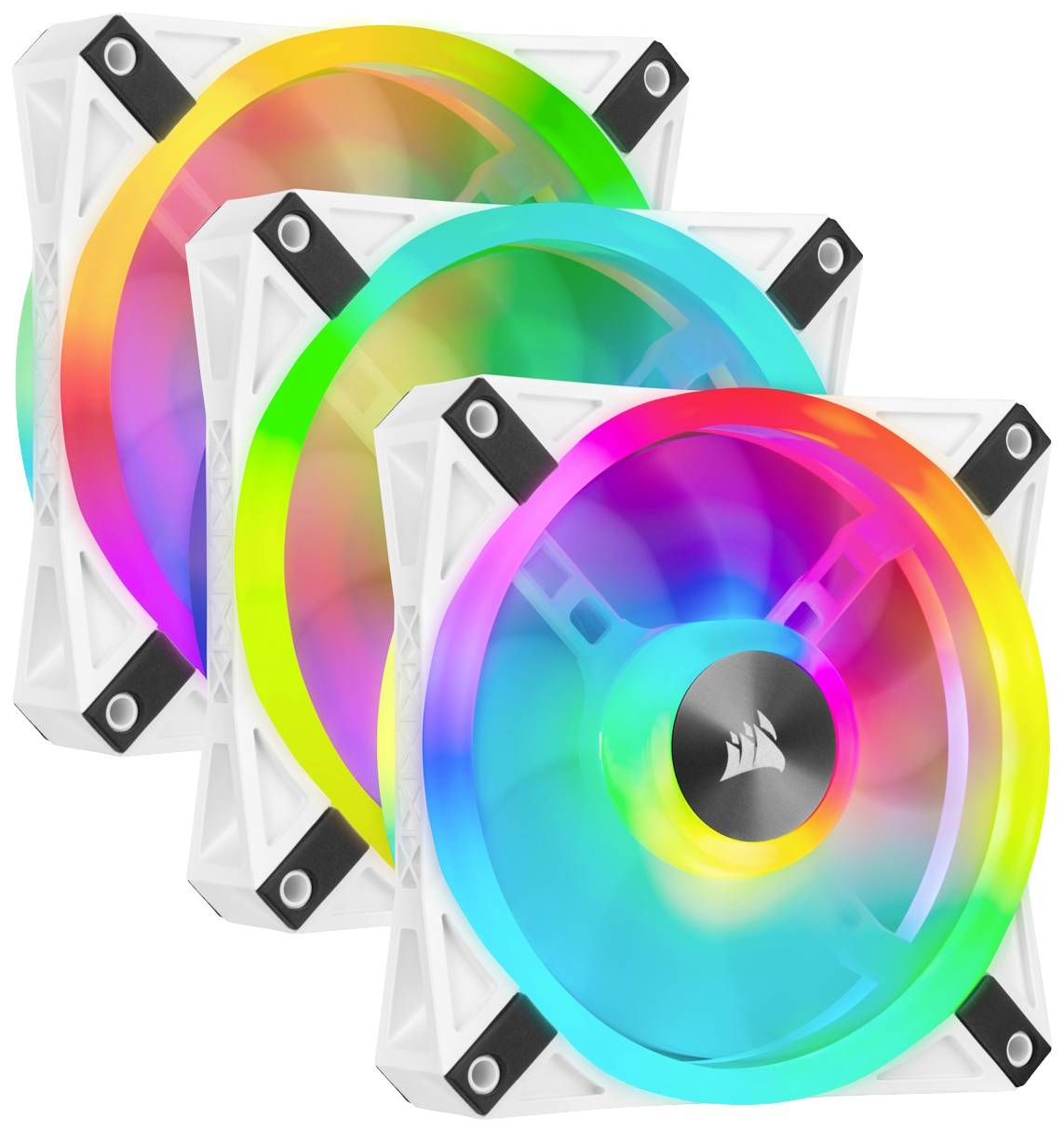 Drie witte computerventilators van Corsair met een kleurrijk RGB-verlichtingseffect in roze, groen, blauw en geel.