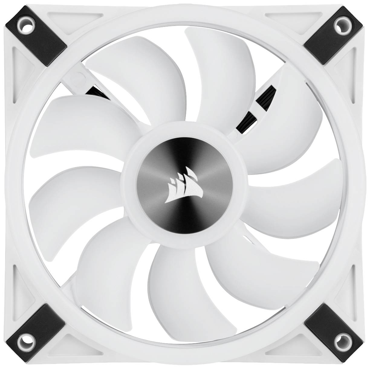 Een witte computerventilator met meerdere schoepen en een centraal zilver logo.