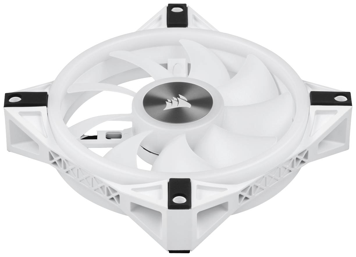 Een witte computerventilator met zwarte details, maakt koeling mogelijk door roterende schoepen, geschikt voor pc's of laptops.