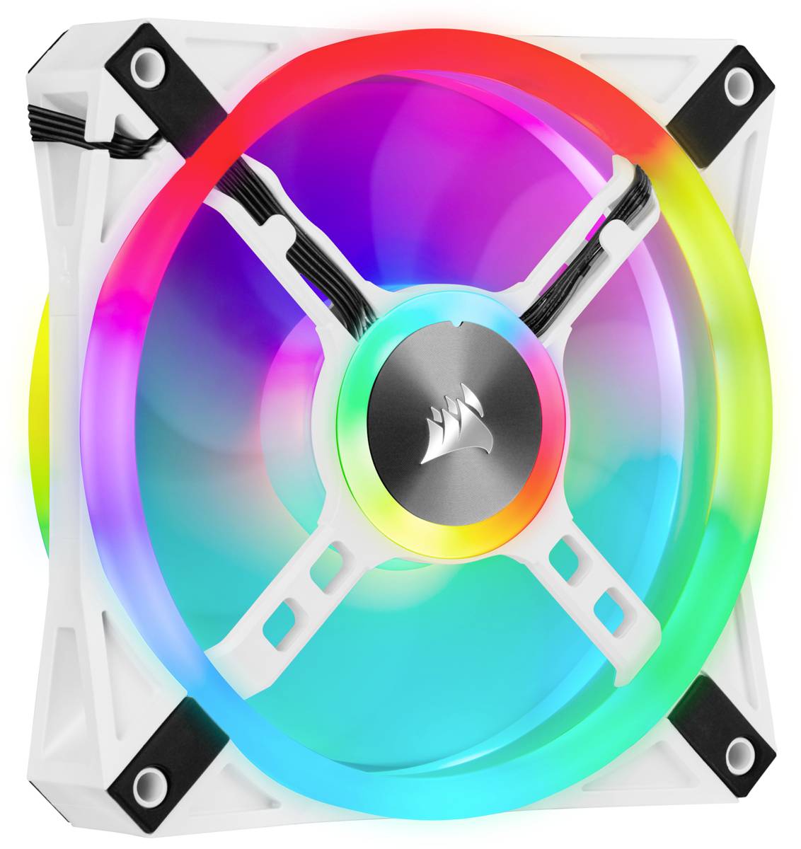 Een witte computerventilator met RGB-verlichting toont een regenboogkleurverloop. In het midden is een grijs merklogo zichtbaar.