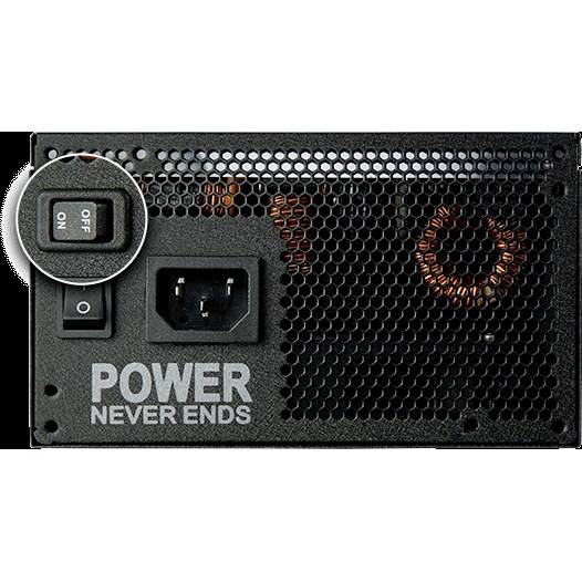 Computervoeding met opschrift 'Power Never Ends'. Een netschakelaar en ventilatierooster zijn zichtbaar.