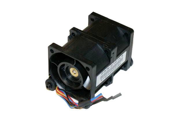Een kleine zwarte computerventilator met meerdere gekleurde kabels, die wordt gebruikt voor de koeling van elektronische componenten in apparaten.