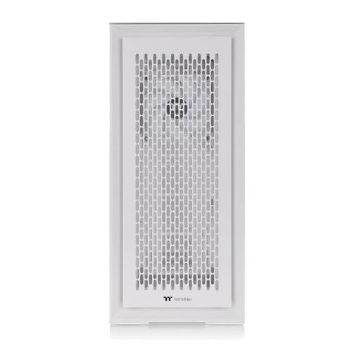 Computertoren in het wit met mesh-voorkant, die ventilatie en koeling mogelijk maakt.