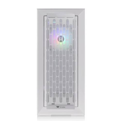 Witte computerbehuizing met voorkant van een beschermrooster, daarachter een verlichte ventilator in regenboogkleuren.