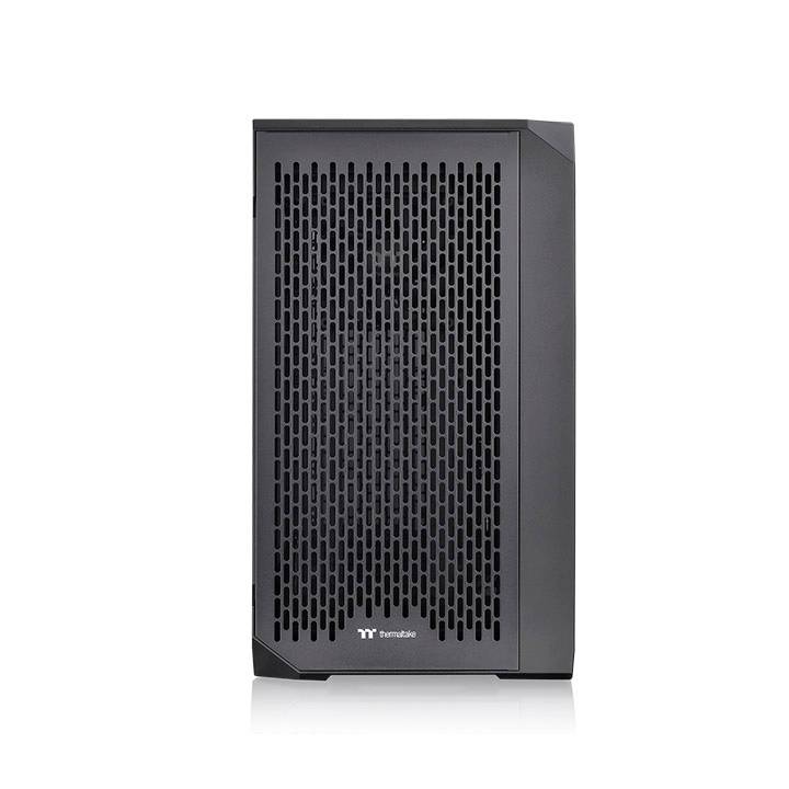 Een zwart, rechthoekig computerbehuizing met ventilatierooster aan de voorkant; het merk 'Thermaltake' is onderaan zichtbaar.